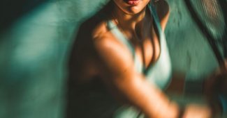 AI提示词_一位女性网球运动员在挥拍的艺术照_chat gpt会员多少钱缩略图