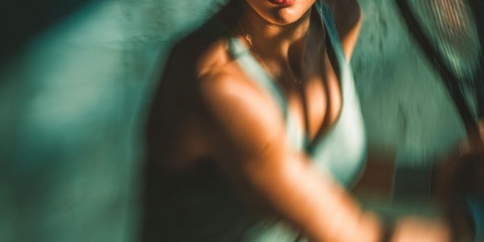 ChatGPT提示词_一位女性网球运动员在挥拍的艺术照_chat gpt会员多少钱缩略图