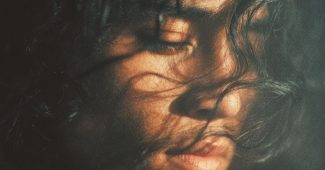 AI提示词_这是一幅动态的毛利兰纯粹肖像，突显了流动秀发的美丽混沌_chatgpt在线网页版免登录缩略图