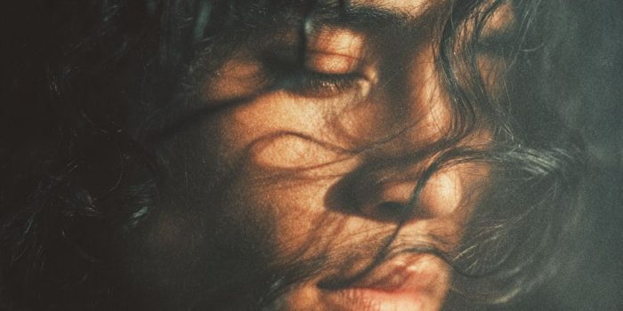 ChatGPT提示词_这是一幅动态的毛利兰纯粹肖像，突显了流动秀发的美丽混沌_chatgpt在线网页版免登录缩略图