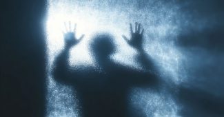 ChatGPT提示词_一个被困在门里挥手的人轮廓_chatgpt在线试用缩略图