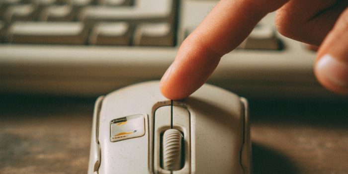 ChatGPT提示词_复古电脑时代的鼠标点击声_gpt会员有什么用缩略图