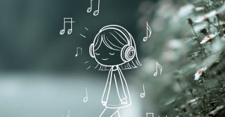 AI提示词_一个可爱的小女孩走在路上，戴着耳机，快乐地微笑着_国内如何买gpt会员缩略图