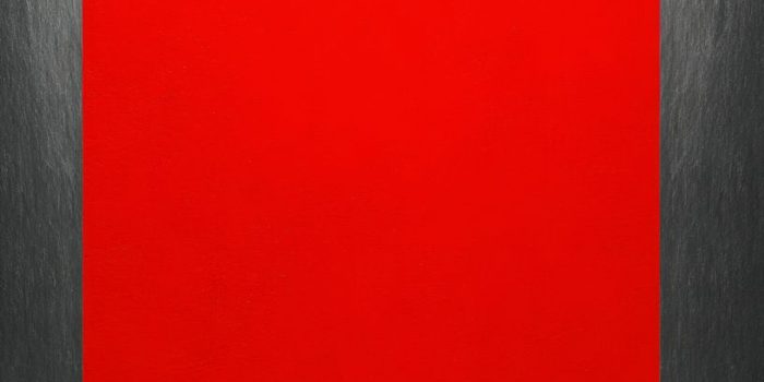 ChatGPT提示词_现代极简心理学实验室，八人正坐于前方，身着当代黑色服装，背景为红色强调墙，整体布局简洁明了_chatgpt中文版官网缩略图