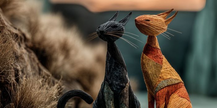 ChatGPT提示词_一只瘦黑猫和一只红棕色的孟加拉猫在淡绿色舞台上，分享一个温馨的瞬间_chatgpt5.2多少钱缩略图