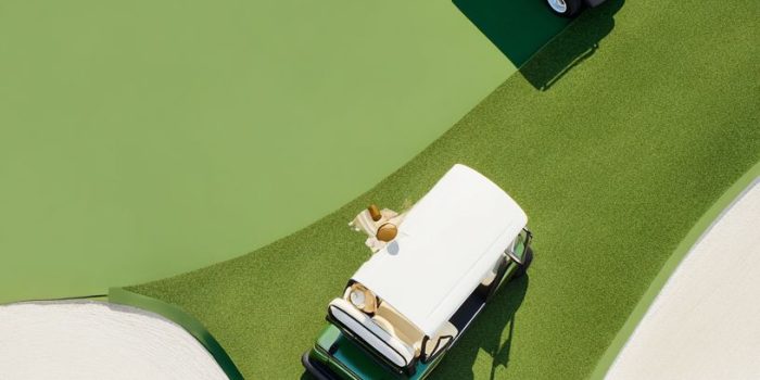 ChatGPT提示词_航拍场景展示了高尔夫球场上的迷人时尚，模特穿着简约的雅克穆斯度假服_chatgpt5.0网址缩略图