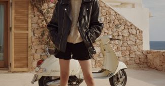 ai提示词_一位欧洲女性模特身穿黑色皮夹克和米色针织毛衣，搭配黑色迷你短裤和豹纹鞋，站在地中海的奢华度假酒店前_gpt会员多少钱缩略图