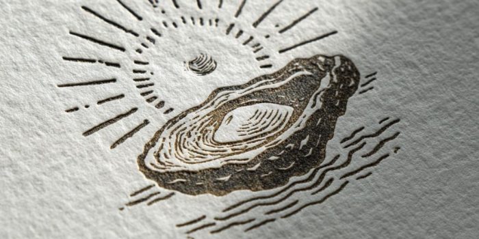 Ai提示词_一枚简约的印章描绘了开着的牡蛎和漂浮的珍珠_chatgpt5.0有出吗缩略图