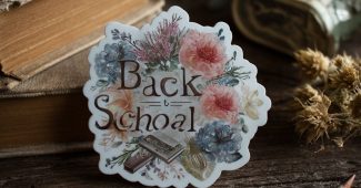 Ai提示词_一张带有“开学”字样的贴纸，图案包含开学用品_如何购买gpt会员最便宜缩略图