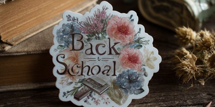 Ai提示词_一张带有“开学”字样的贴纸，图案包含开学用品_如何购买gpt会员最便宜缩略图