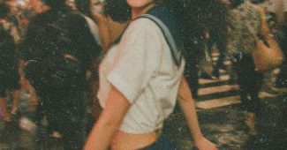 Ai提示词_身穿短款水手服的日本高中女生在涩谷人潮中微笑回头_chatgpt会员价格缩略图