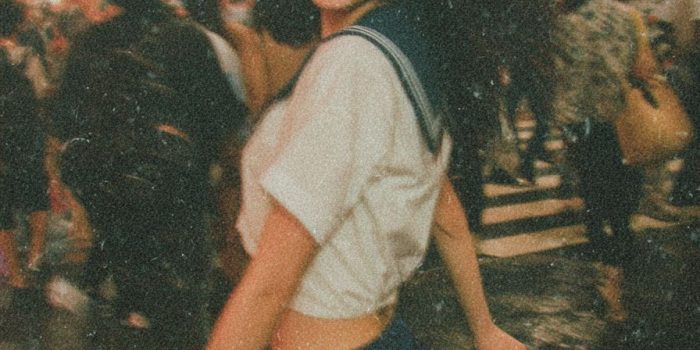 Ai提示词_身穿短款水手服的日本高中女生在涩谷人潮中微笑回头_chatgpt会员价格缩略图