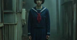 Ai提示词_一名穿着冬季水手服的日本高中女生在1960年代的宁静乡村小镇阴暗的巷子里小心翼翼地走着_chatgpt5多少钱缩略图