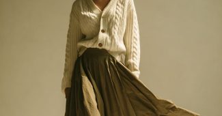 Ai提示词_模特穿着象牙色的麻花针织开衫和橄榄绿色的中长裙走动_chatgpt5.0中文版缩略图