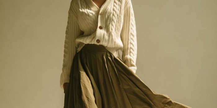 Ai提示词_模特穿着象牙色的麻花针织开衫和橄榄绿色的中长裙走动_chatgpt5.0中文版缩略图