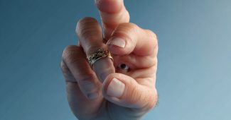 AI提示词_一只手戴着戒指的皮克斯风格3D动画形象_chatgpt会员缩略图