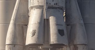 Ai提示词_一枚巨大的火箭矗立在巴西圣克鲁斯的莫达中心广场上_国内如何买gpt会员卡便宜缩略图