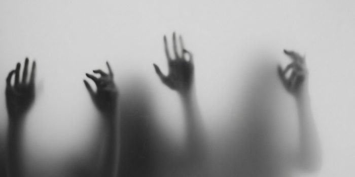 Ai提示词_模糊的黑白照片展示了多只女性的手，在雾蒙蒙的玻璃后形成一种神秘的氛围缩略图