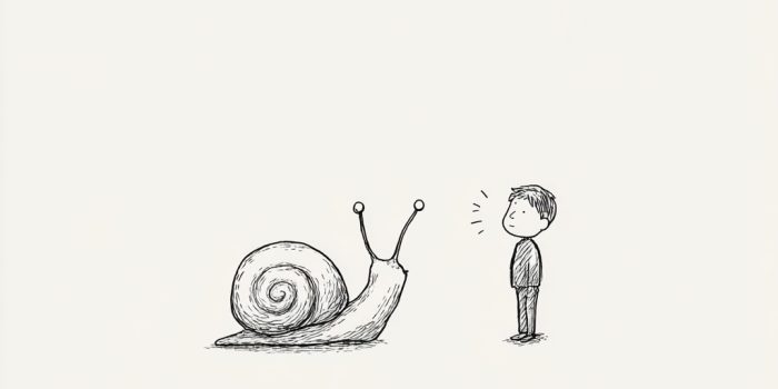 Ai提示词_孩子惊讶地看着一只淡色壳的蜗牛缩略图