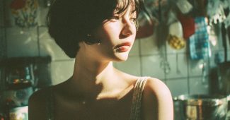 Ai提示词_短发美女在家中穿着吊带，阳光与高对比的夏季厨房影像_chatgptplus怎么订阅缩略图