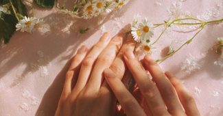 AI提示词_优雅的母女共同在粉色桌子上摆放小雏菊_如何购买gpt会员最便宜缩略图