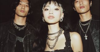 Ai提示词_三位年轻的亚洲人穿着摇滚风格的服装_国内如何买gpt会员卡便宜点缩略图