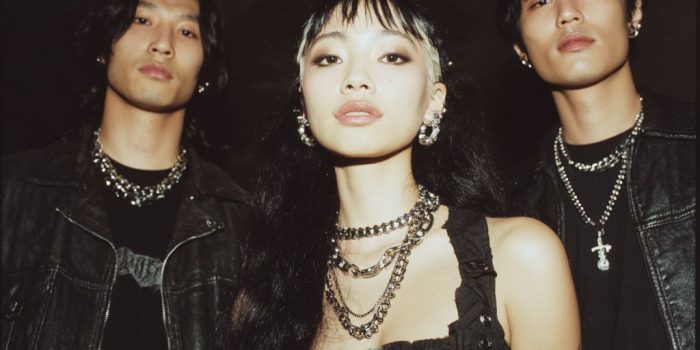 Ai提示词_三位年轻的亚洲人穿着摇滚风格的服装_国内如何买gpt会员卡便宜点缩略图