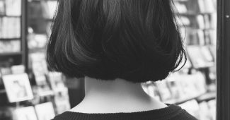 Ai提示词_一位黑发短发女孩背对着书店的黑白照片_chatgpt怎么在中国使用缩略图