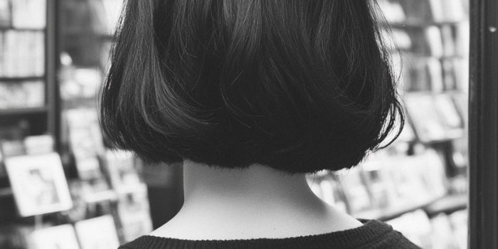 Ai提示词_一位黑发短发女孩背对着书店的黑白照片_chatgpt怎么在中国使用缩略图