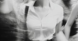 AI提示词_一位30岁的女性在混乱的城市场景中慢慢移动，穿着白衬衫和黑裙子_chat gpt会员价格缩略图