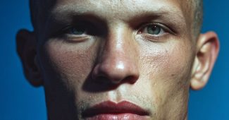 Ai提示词_描绘一位年轻的塞内加尔男足球运动员，粗犷迷人，拥有闪亮的绿色眼睛和轻微的腮红_chatgpt5.2收费缩略图