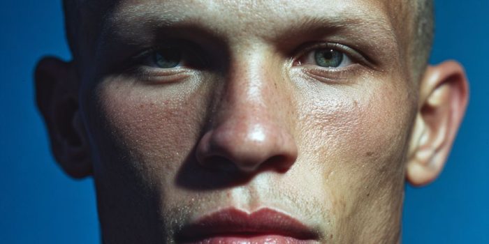 Ai提示词_描绘一位年轻的塞内加尔男足球运动员，粗犷迷人，拥有闪亮的绿色眼睛和轻微的腮红_chatgpt5.2收费缩略图