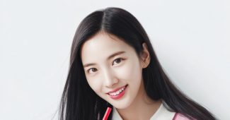 Ai提示词_一位年轻女子和一位年轻男子坐在公园长椅上，各自手中拿着草莓奶昔_chatgpt在线聊天查询缩略图