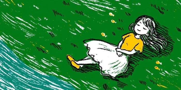 ChatGPT提示词_一个小女孩穿着黄色衬衫和白色裙子，躺在绿草上，面带微笑，周围是长发和蓝色海洋_gpt会员多少一个月缩略图