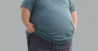 AI提示词_一个搞笑的胖子，穿着短裤和T恤_chatgpt5缩略图