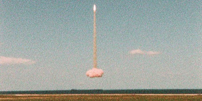 ChatGPT提示词_迪恩·康迪风格的核爆炸画面_chatgpt5多少钱缩略图