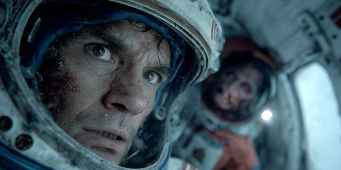 Ai提示词_鲁吉穿着航天服在国际空间站Ishimura内的一条黑暗走廊里，手持手电筒，身后投射出可怕的变异怪影，面露恐惧缩略图