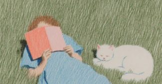 Ai提示词_一个女孩躺在无尽的绿草上，脸上盖着一本书，旁边有一只猫在温暖的午后阳光下蜷缩着一起缩略图