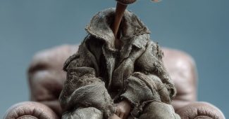 Ai提示词_一张一岁威尔·史密斯宝宝的照片，微笑表情，坐在时尚的皮椅上缩略图