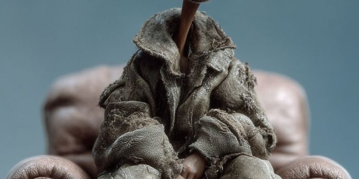 Ai提示词_一张一岁威尔·史密斯宝宝的照片，微笑表情，坐在时尚的皮椅上缩略图
