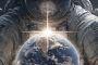 Ai提示词_宇航员手托地球，四周环绕宇宙和星星缩略图